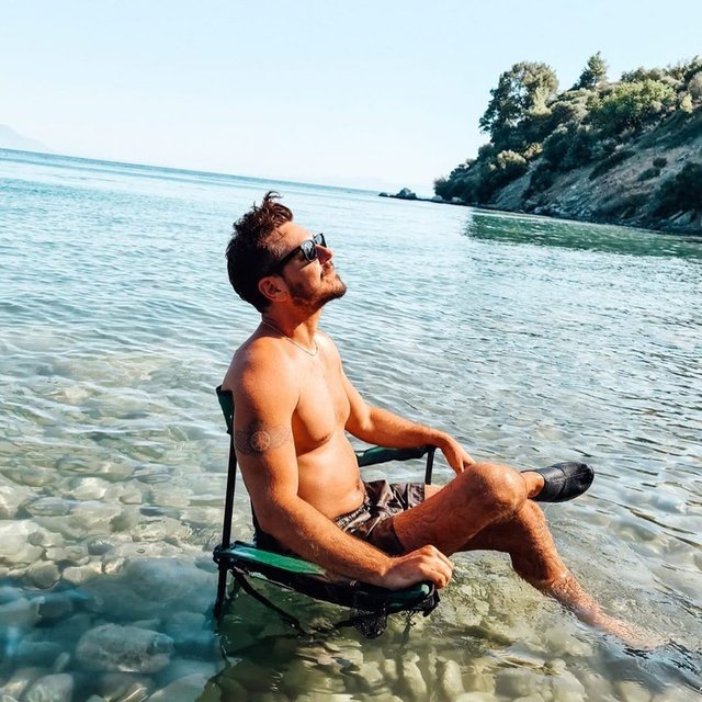 Deniz Baysal ve Barış Yurtçu'dan romantik tatil pozu