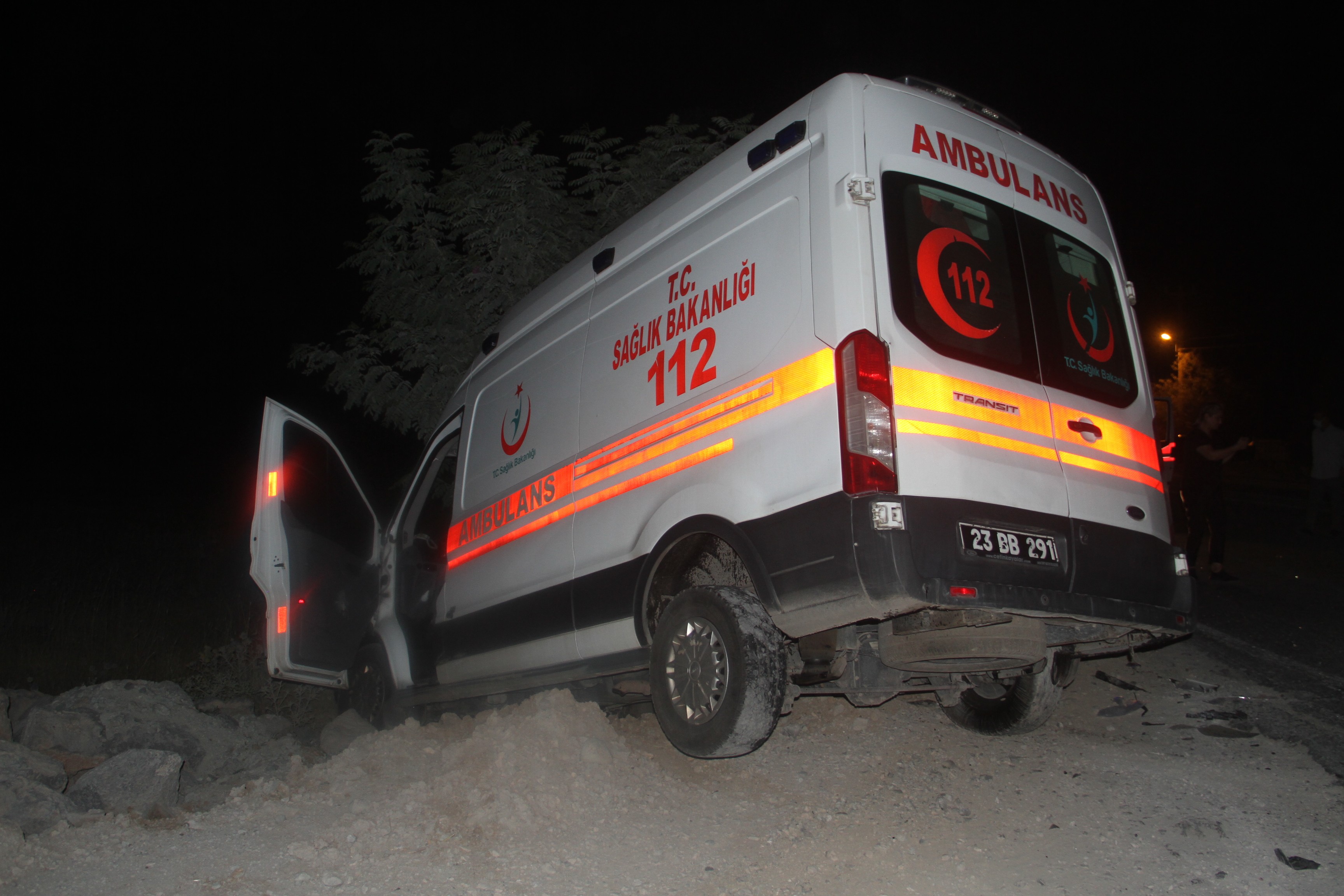 Elazığ'da ambulans ile pikap çarpıştı! 5 yaralı