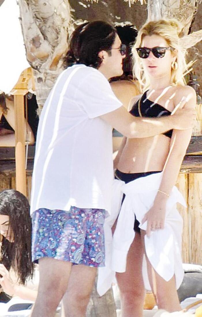 Hacı Sabancı sevgilisini öpmelere doyamadı!