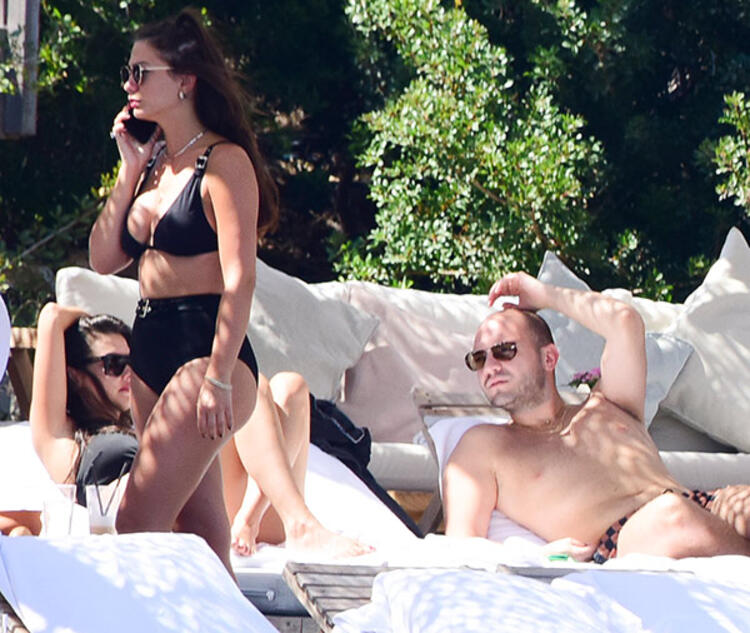 Demet Özdemir'in telefonu elinden düşmedi!