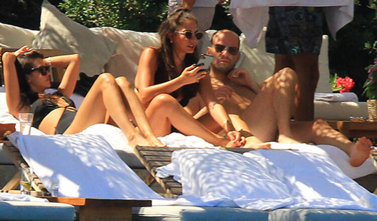 Demet Özdemir'in telefonu elinden düşmedi!