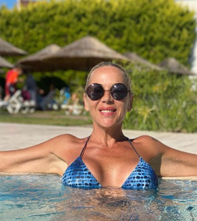 Yıllar geçtikçe güzelleşiyor! Billur Kalkavan'dan bikinili pozlar!