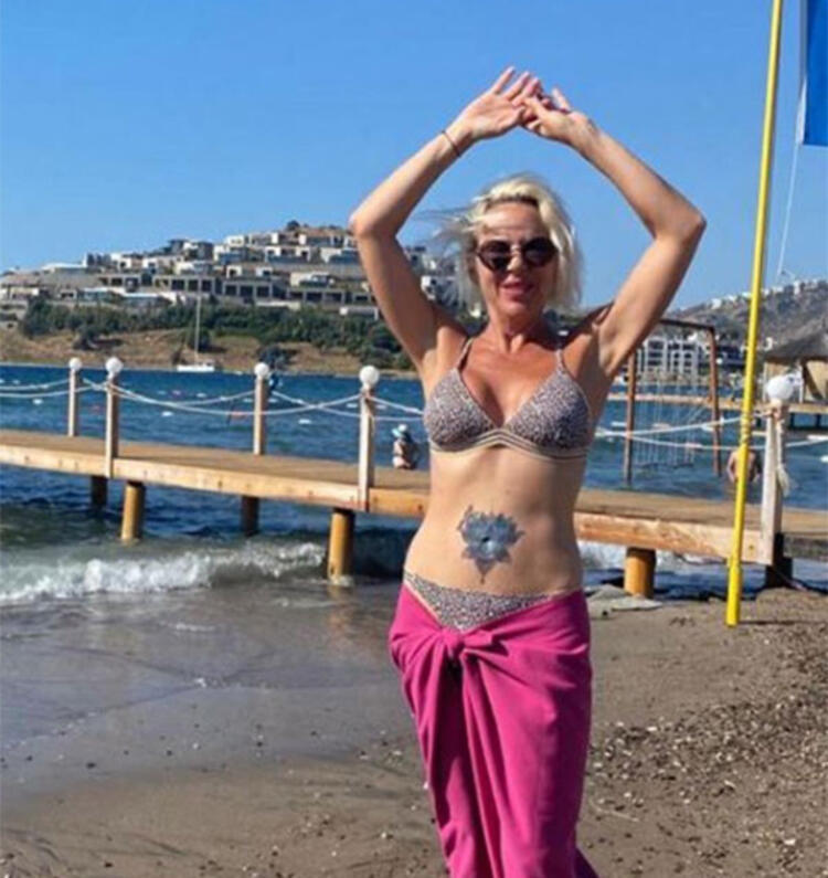 Yıllar geçtikçe güzelleşiyor! Billur Kalkavan'dan bikinili pozlar!