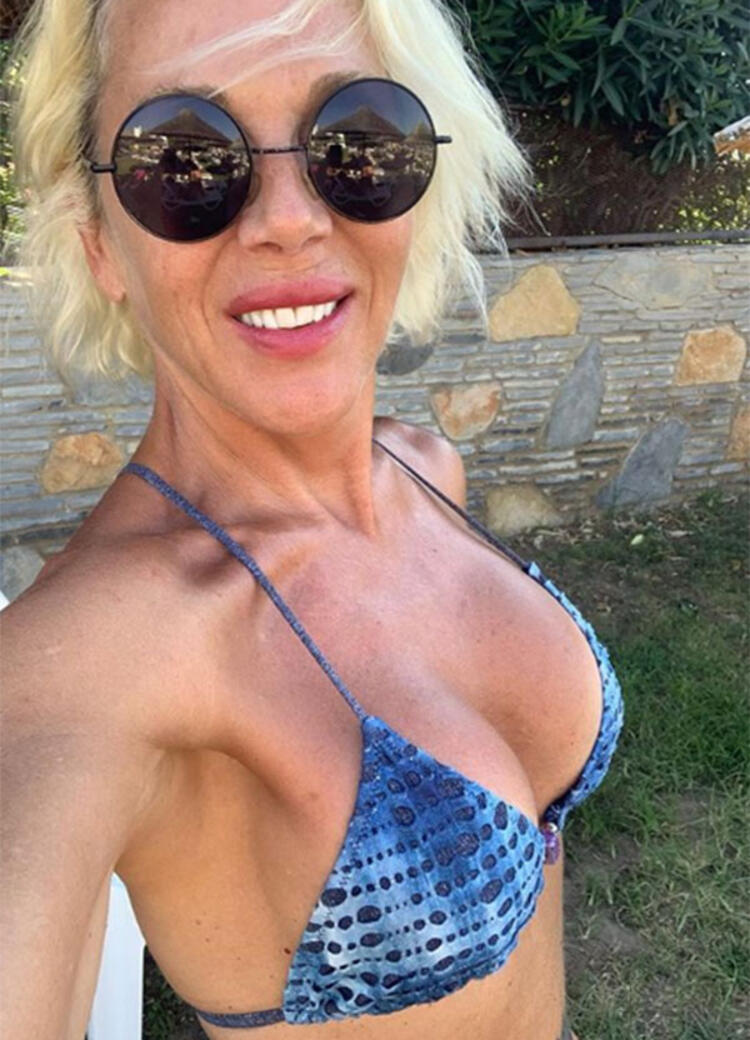 Yıllar geçtikçe güzelleşiyor! Billur Kalkavan'dan bikinili pozlar!