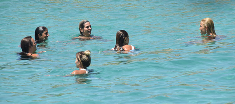 Çağla Şikel Çeşme'de düzgün fiziği ile büyüledi!