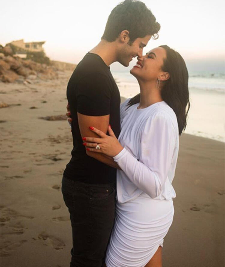 Demi Lovato nişanlandı! Nişan yüzüğü göz doldurdu!