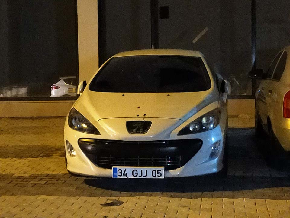 Pendik'te bir otomobil av tüfeğiyle kurşun yağmuruna tutuldu!