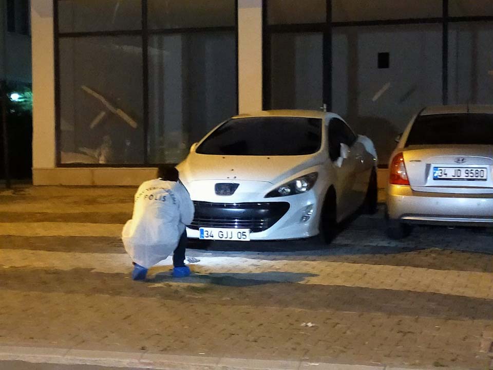 Pendik'te bir otomobil av tüfeğiyle kurşun yağmuruna tutuldu!