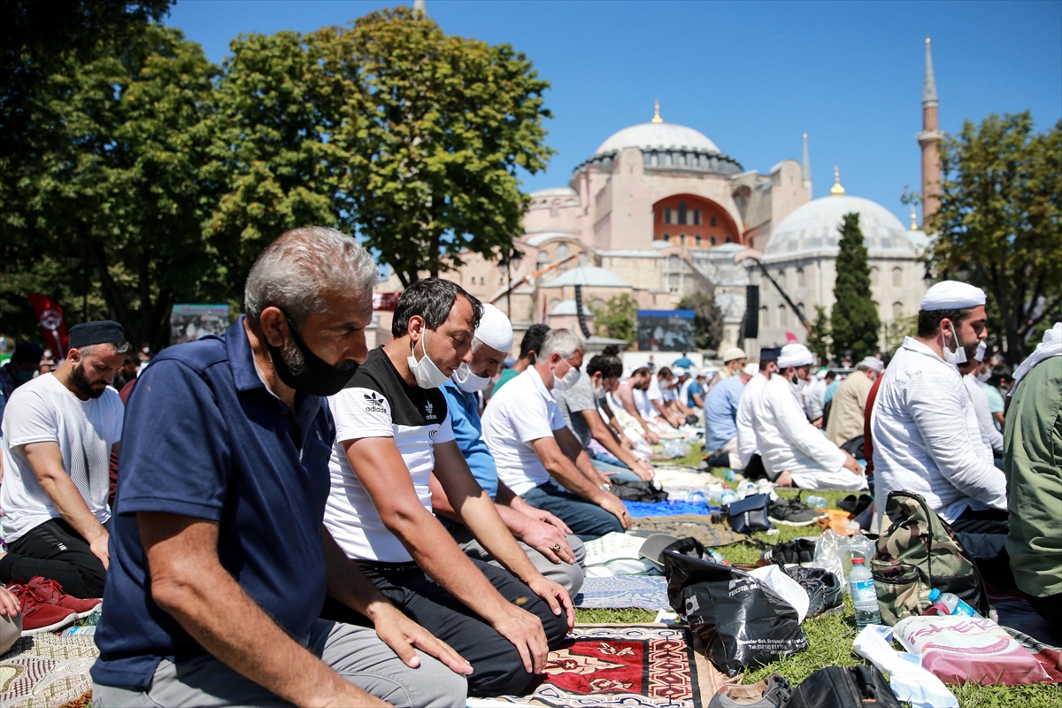 Ayasofya, 86 yıl sonra kılınan ilk cuma namazı ile ibadete açıldı