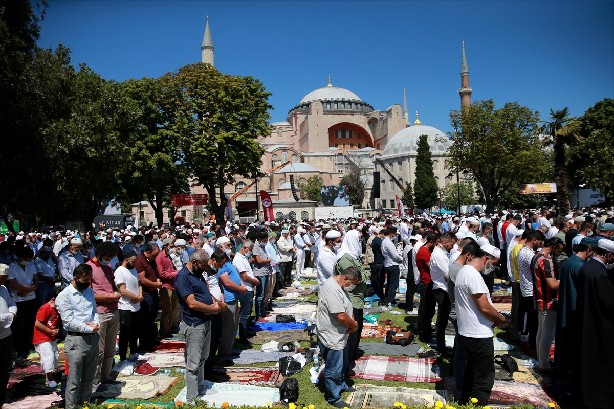 Ayasofya, 86 yıl sonra kılınan ilk cuma namazı ile ibadete açıldı