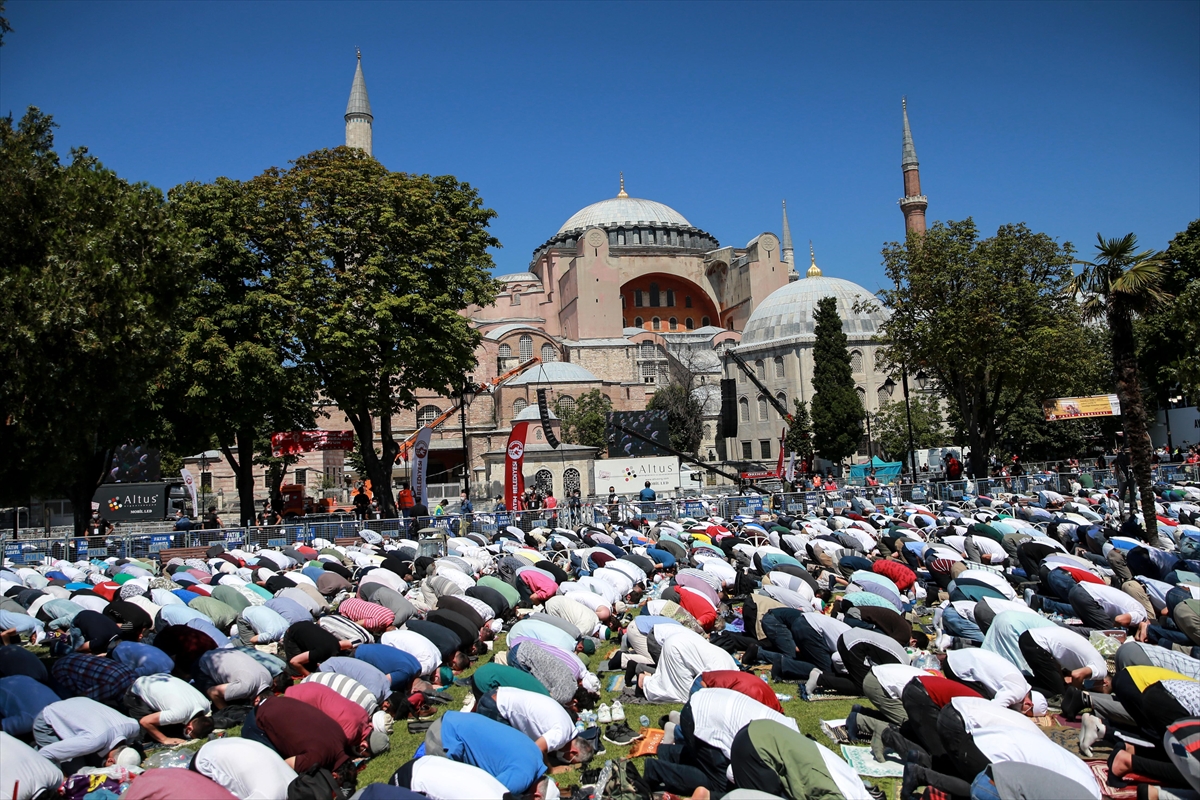 Ayasofya, 86 yıl sonra kılınan ilk cuma namazı ile ibadete açıldı