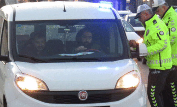 Emniyet şeridini işgal edenler Ambulans'a engel oldu!