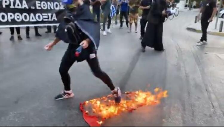 Yunanistan'da skandal görüntüler! Türk bayrağını yaktılar!