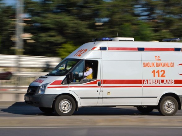 Emniyet şeridini işgal edenler Ambulans'a engel oldu!