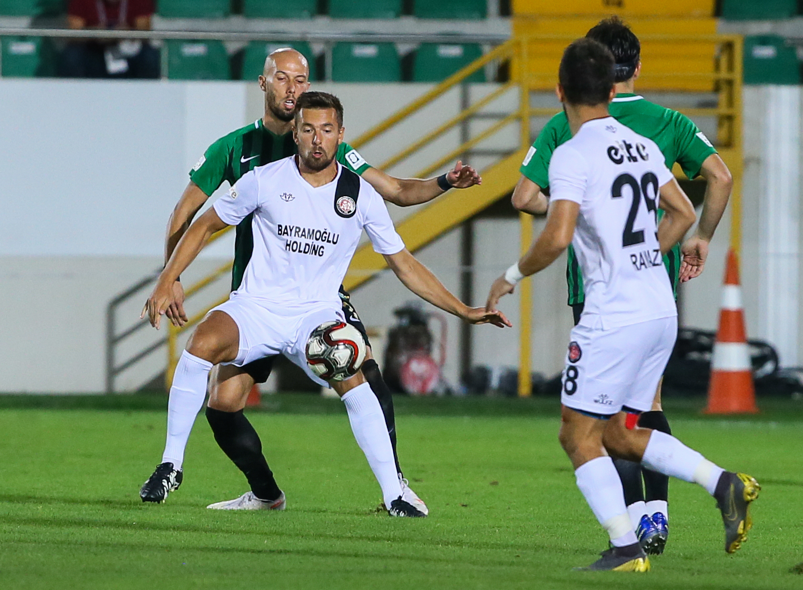 Fatih Karagümrük, Akhisarspor'u tek golle geçti