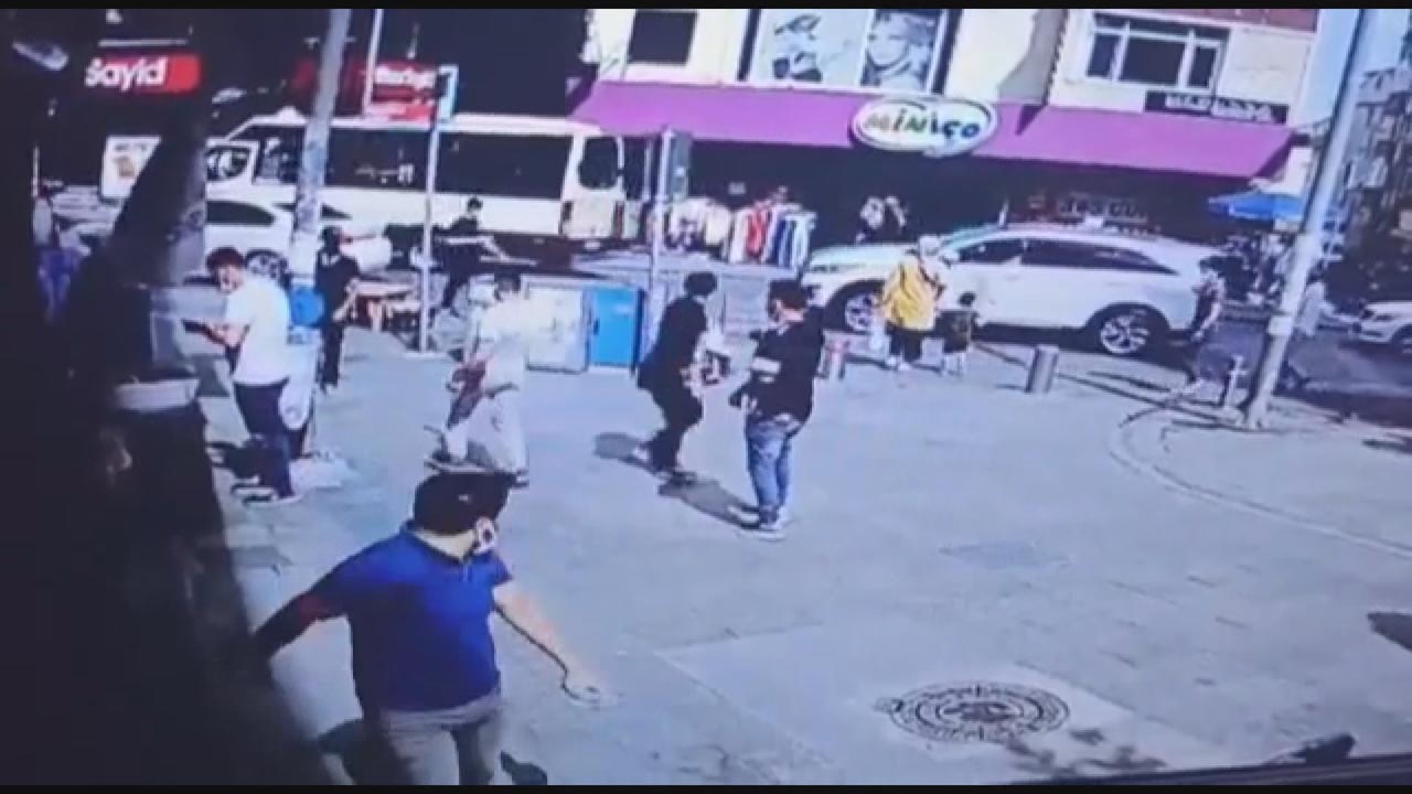 Küçükçekmece'deki cinayet anı kamerada! Eşinin erkek kardeşini sokak ortasında öldürdü
