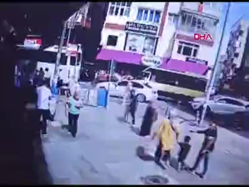 Küçükçekmece'deki cinayet anı kamerada! Eşinin erkek kardeşini sokak ortasında öldürdü