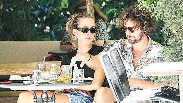 Birkan Sokullu'dan yeni sevgilisi ile aşk pozu!