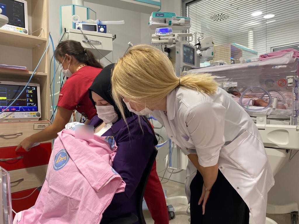 Dünyanın ilk başarılı rahim nakilli annesi bebeğine kavuştu!