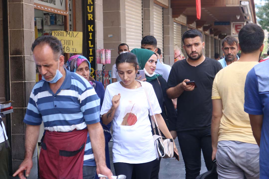 Diyarbakırlı çocuktan şaşırtan sözler: "Koronavirüs umurumuzda da değil''