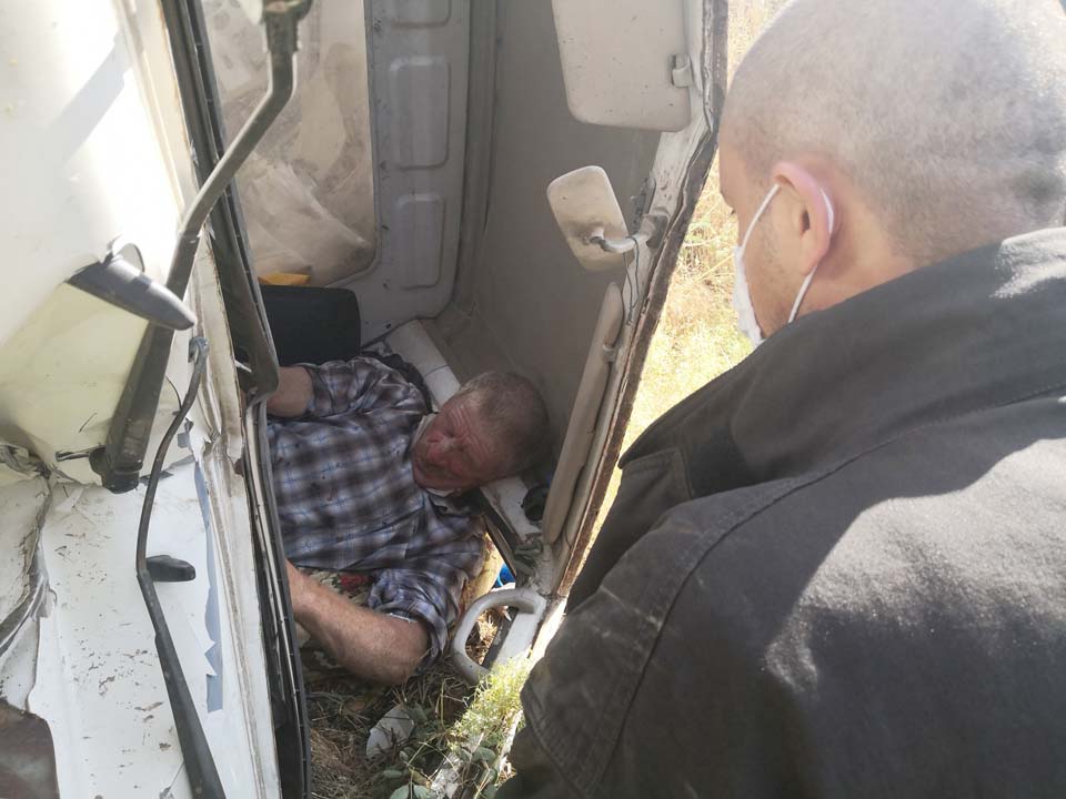 Aksaray'da feci kaza! Şarampole devrilen kamyonet sürücüsü kabinde sıkıştı