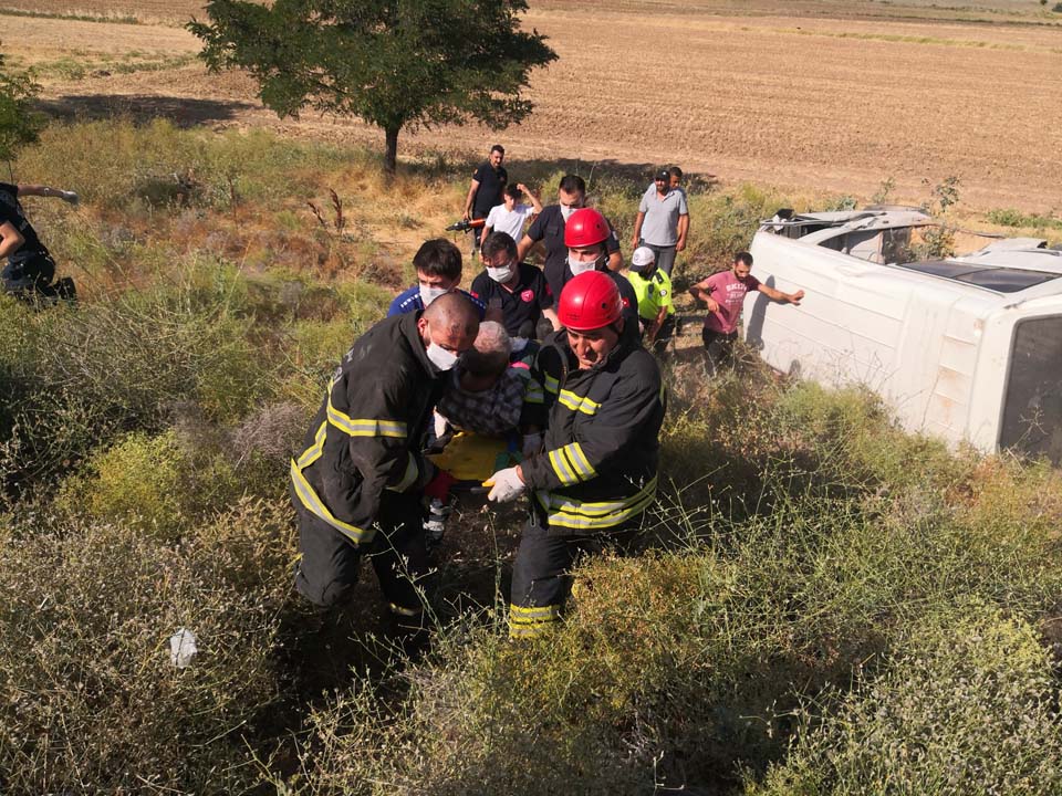 Aksaray'da feci kaza! Şarampole devrilen kamyonet sürücüsü kabinde sıkıştı