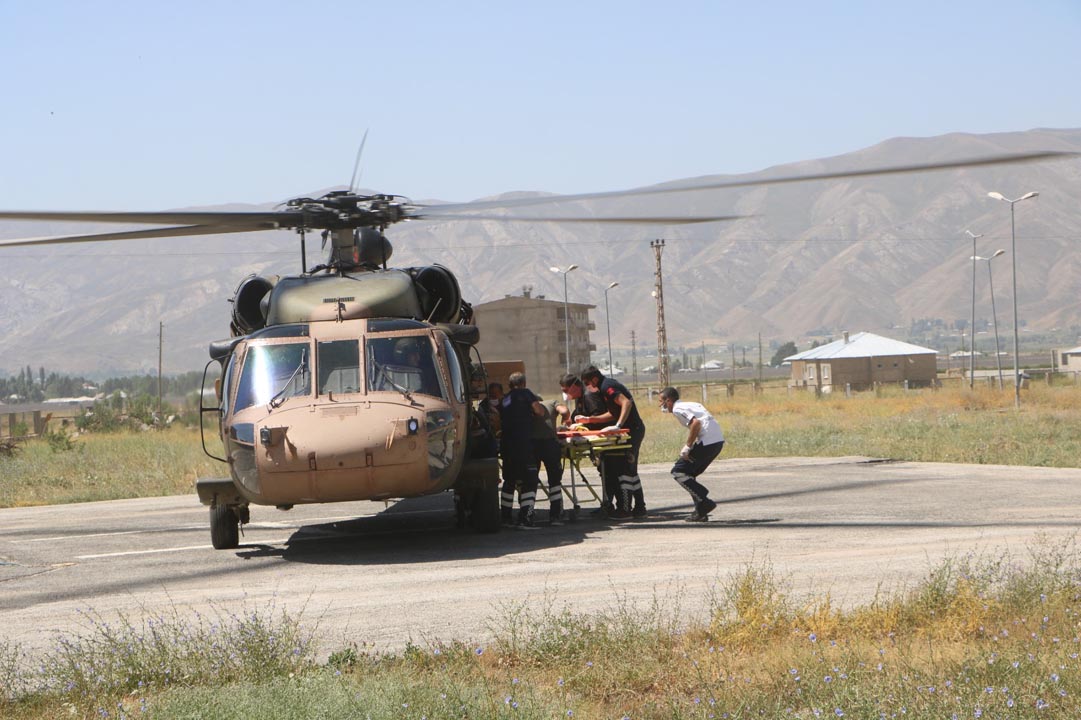 Hakkari'de araç uçuruma yuvarlandı: 6 ölü 1 yaralı