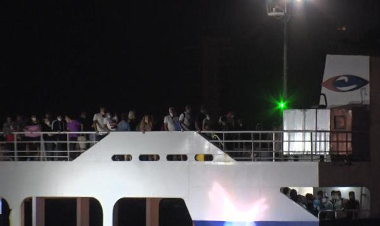 Yolcu feribotu arıza yaptı! Marmara Denizi'nde yüzlerce yolcu mahsur kaldı