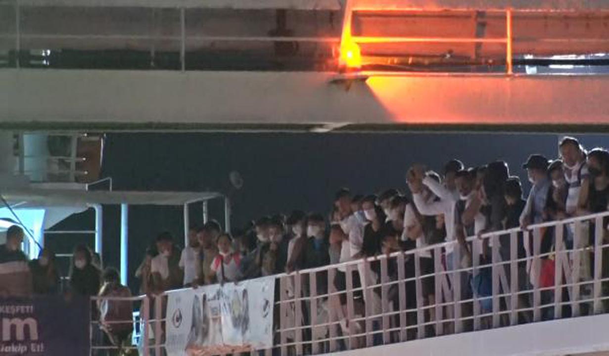 Yolcu feribotu arıza yaptı! Marmara Denizi'nde yüzlerce yolcu mahsur kaldı