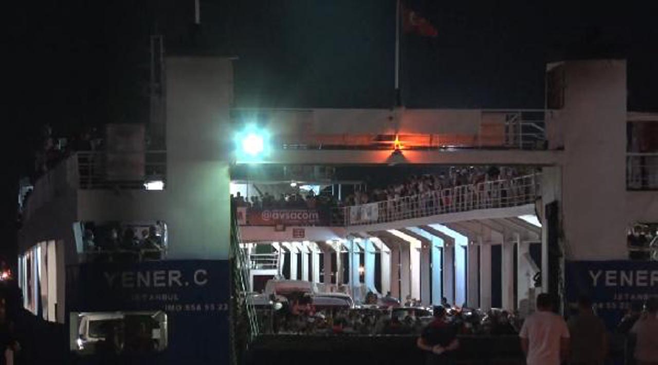 Yolcu feribotu arıza yaptı! Marmara Denizi'nde yüzlerce yolcu mahsur kaldı