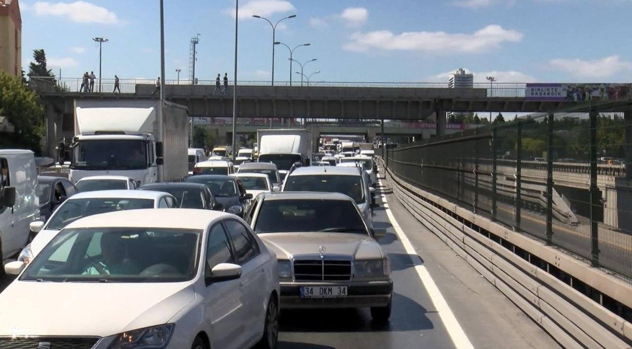 İstanbul'da kaza: Trafik durma noktasına geldi