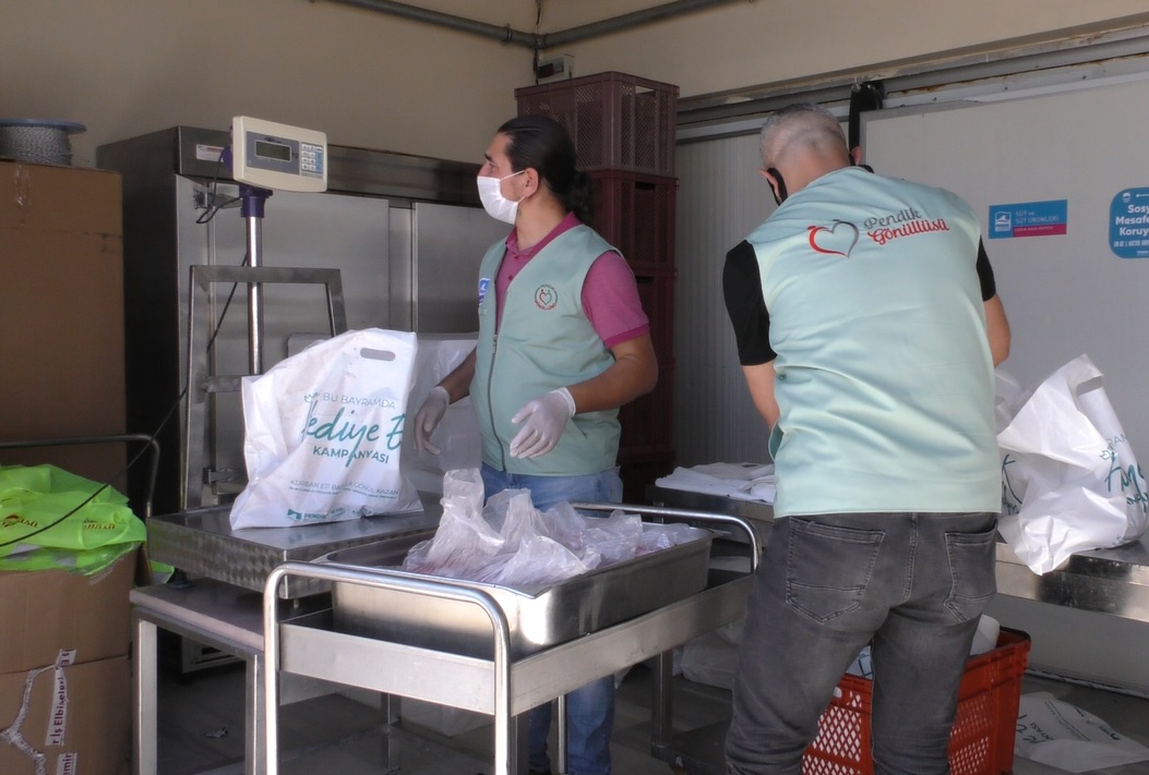 Pendik Belediyesi'nden 2 bin 500 ihtiyaç sahibine 10 ton et dağıtıldı!