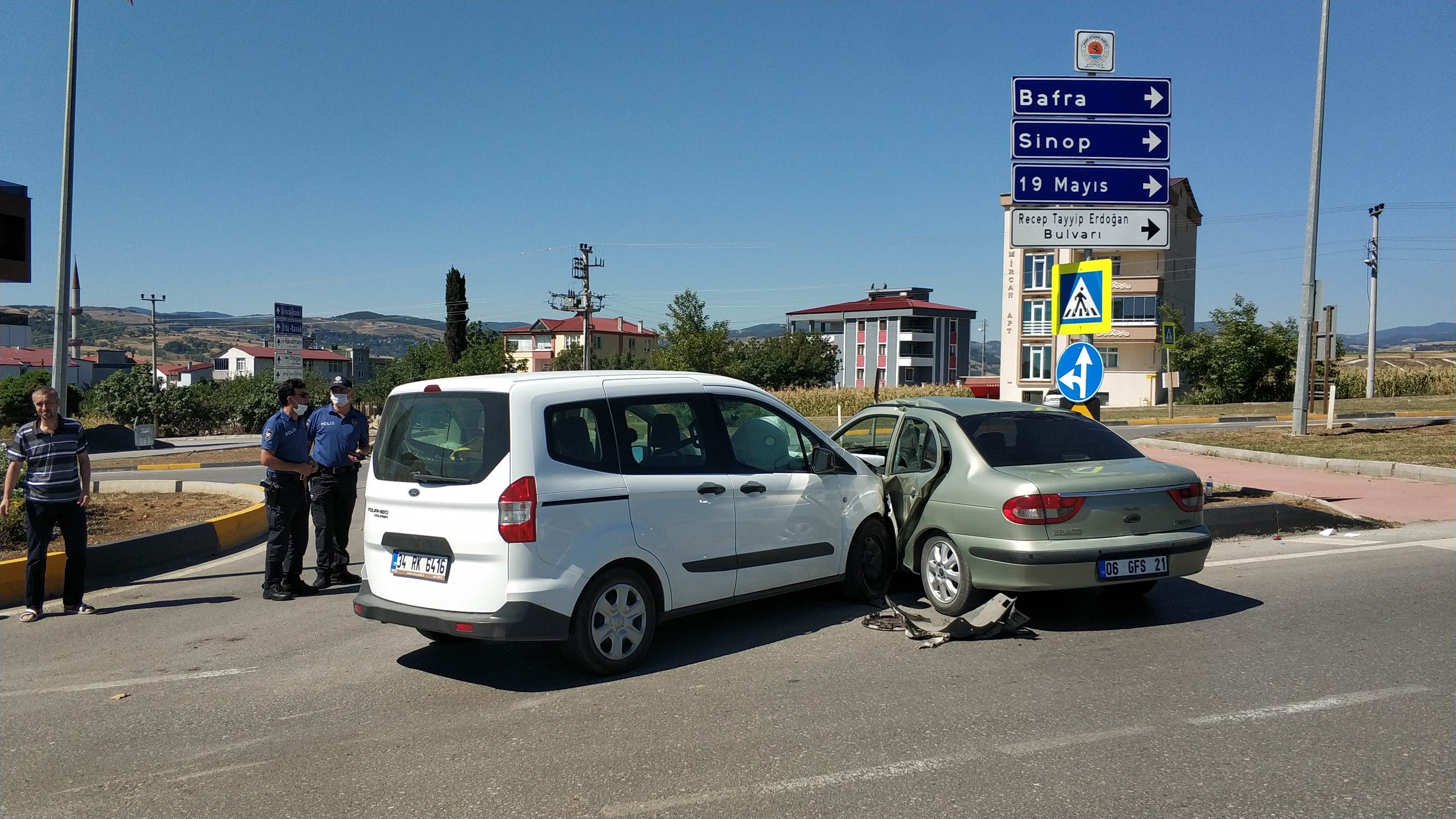Samsun'da 2 otomobil birbirine girdi: 5 yaralı