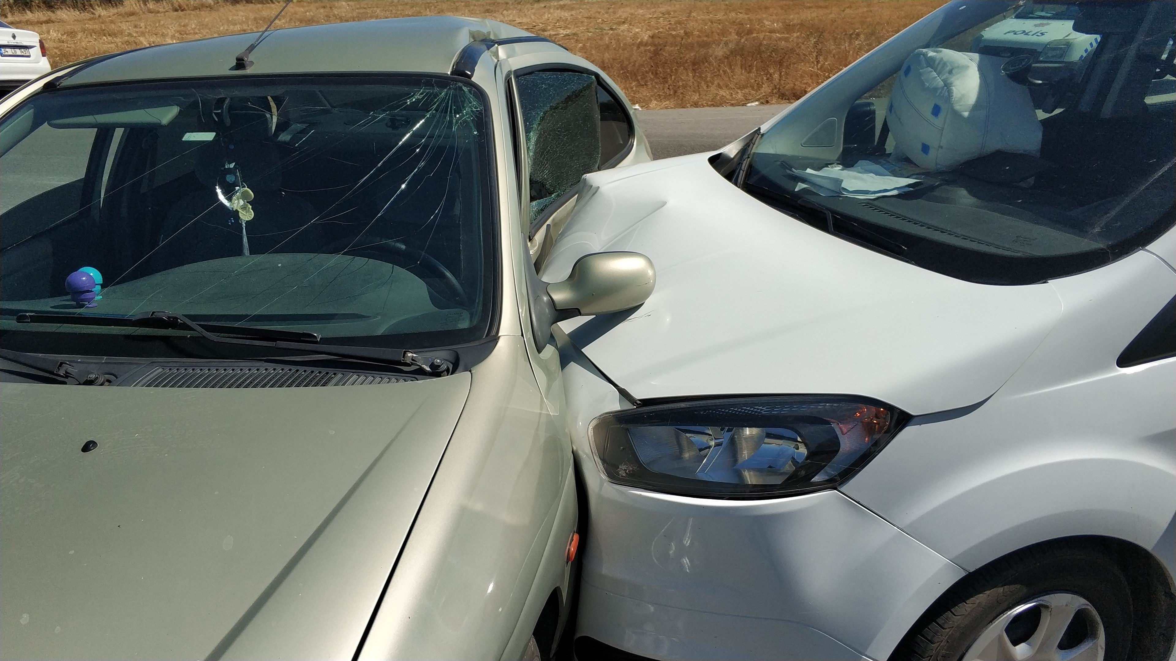 Samsun'da 2 otomobil birbirine girdi: 5 yaralı