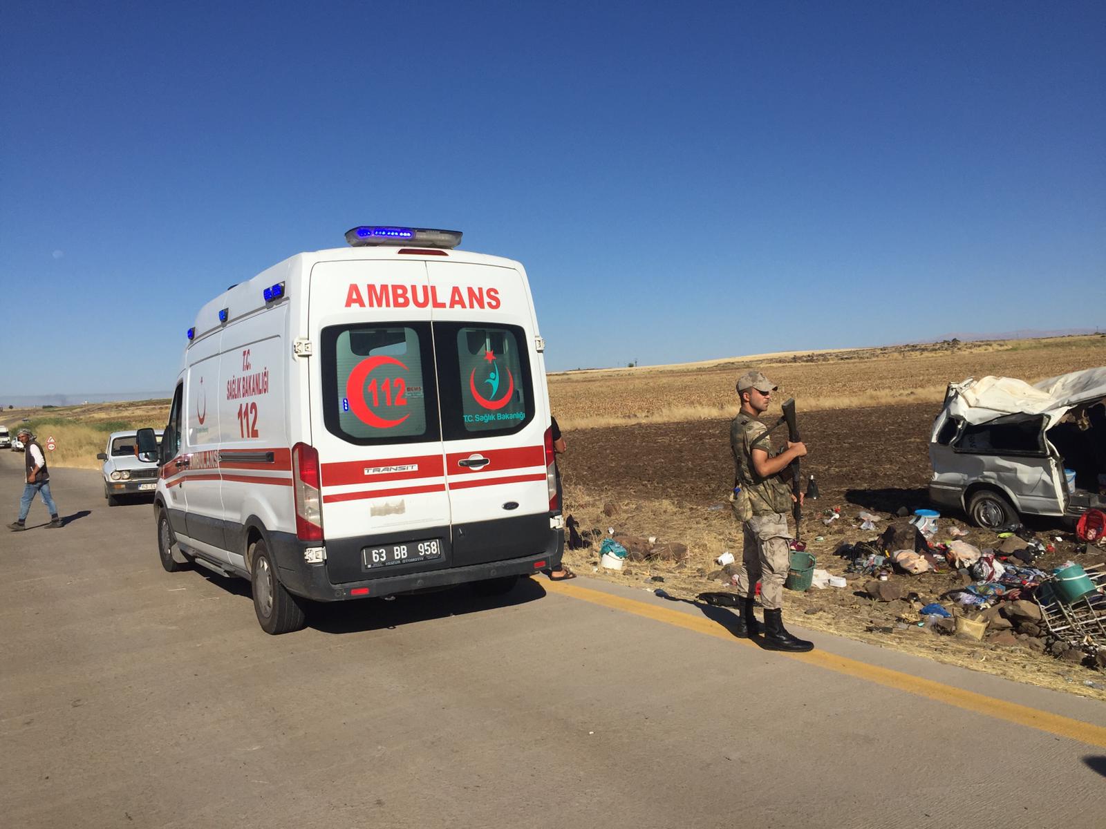 Şanlıurfa'da işçileri taşıyan minibüs devrildi: 20 yaralı
