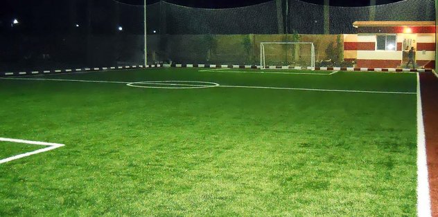 Yasağı hiçe sayıp halı sahada maç yaptılar!