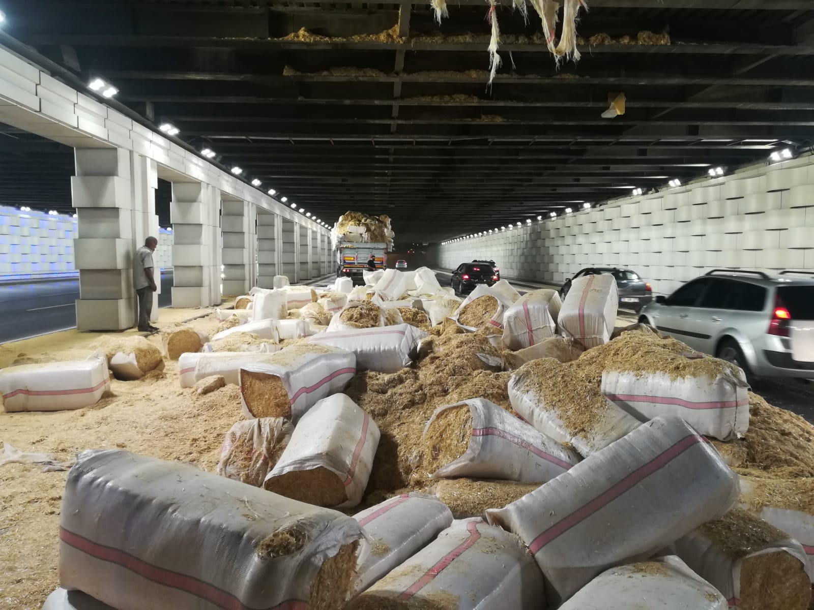 İzmir'de saman yüklü kamyon alt geçide sıkıştı: Her yer saman