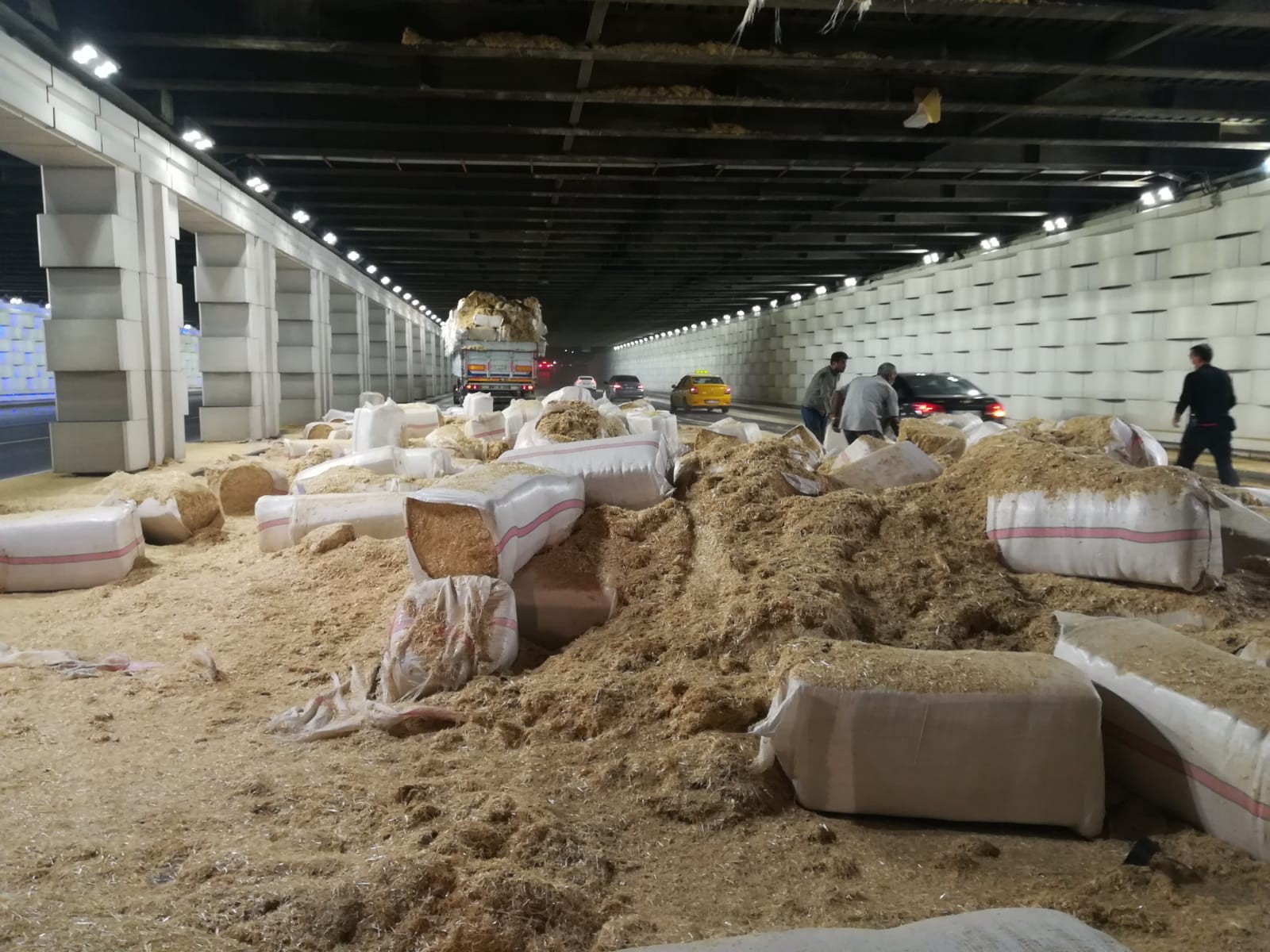 İzmir'de saman yüklü kamyon alt geçide sıkıştı: Her yer saman