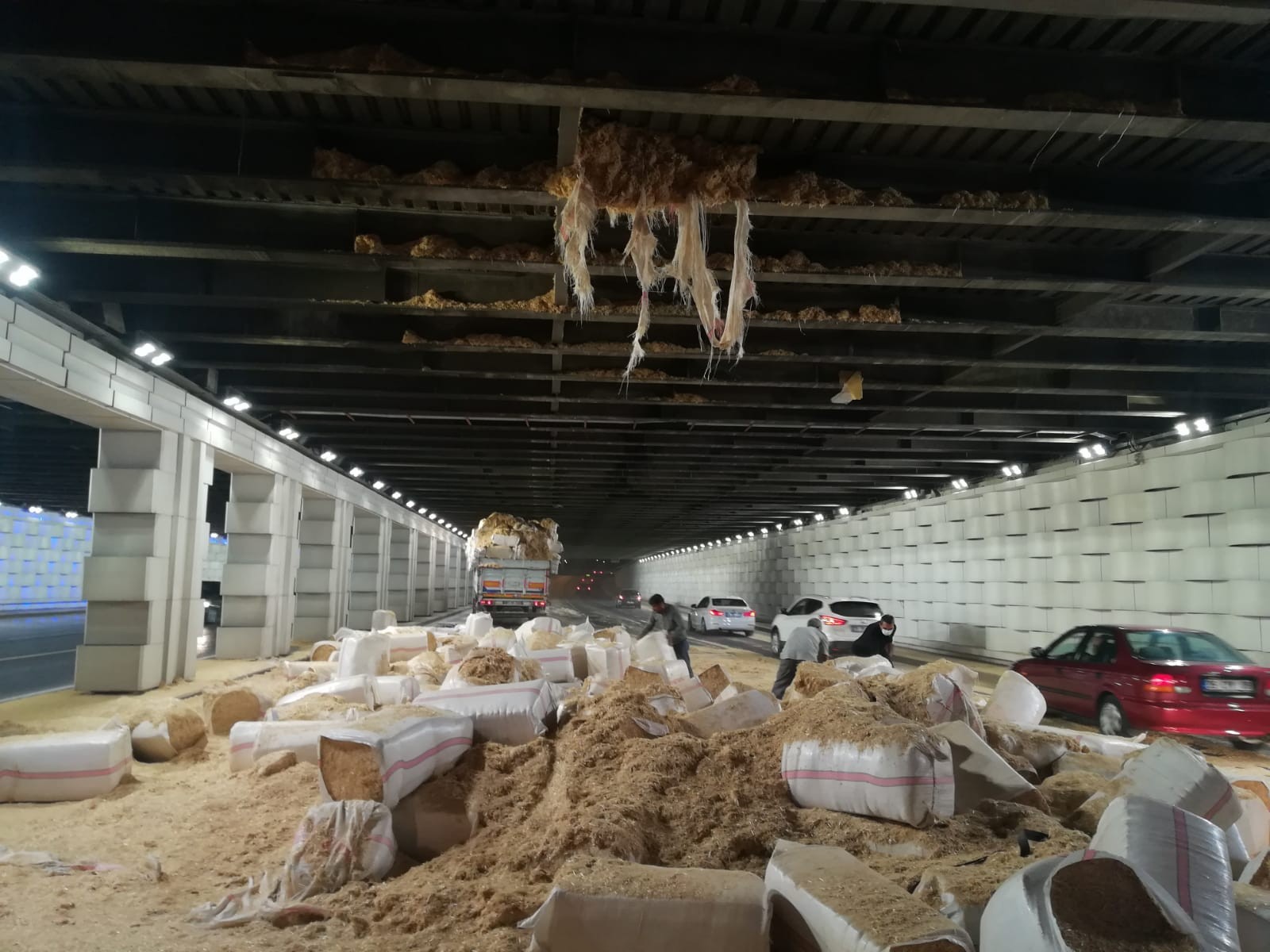 İzmir'de saman yüklü kamyon alt geçide sıkıştı: Her yer saman