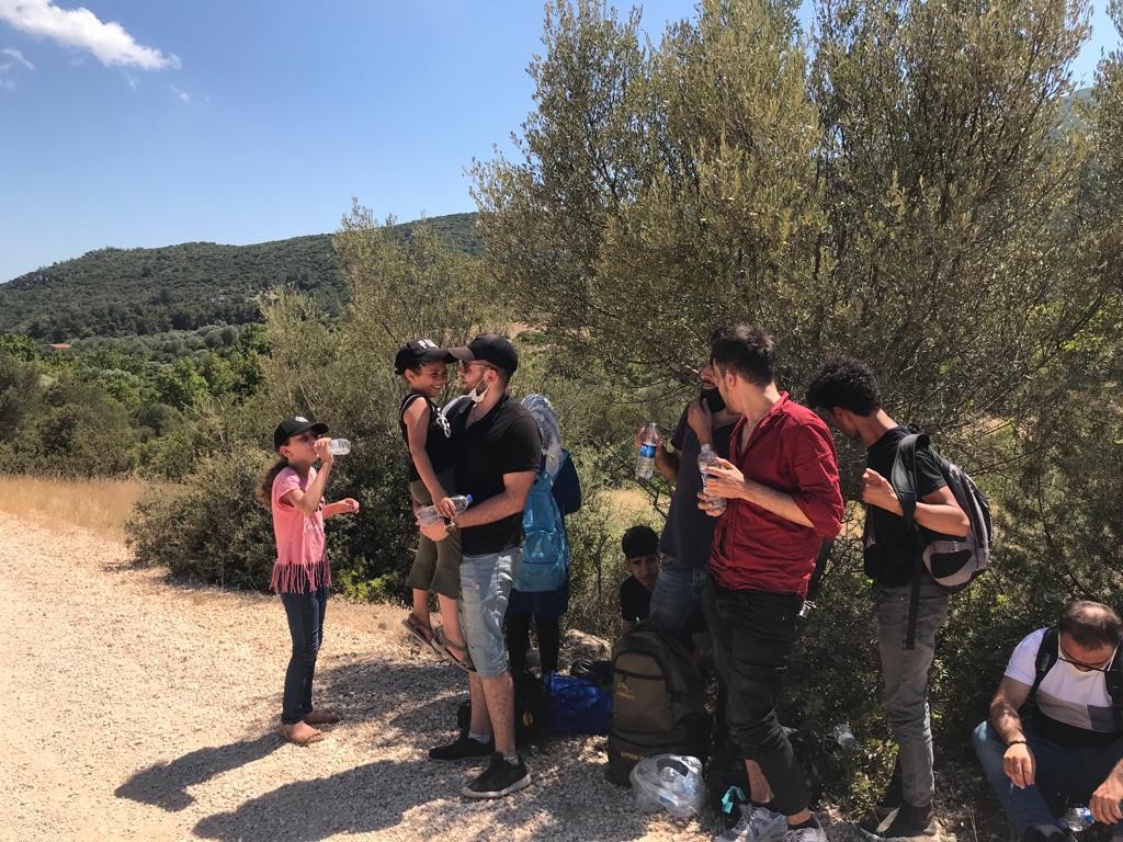 Ormanda kaybolan göçmenler açlıktan bayılmak üzereyken kurtarıldı