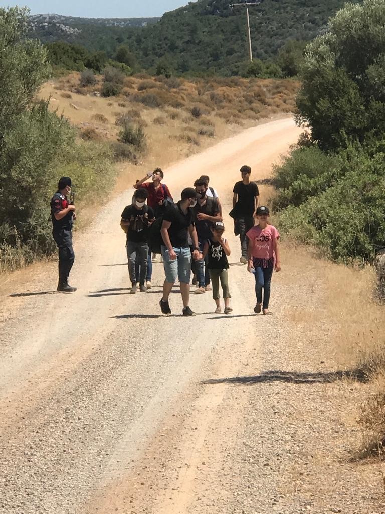 Ormanda kaybolan göçmenler açlıktan bayılmak üzereyken kurtarıldı