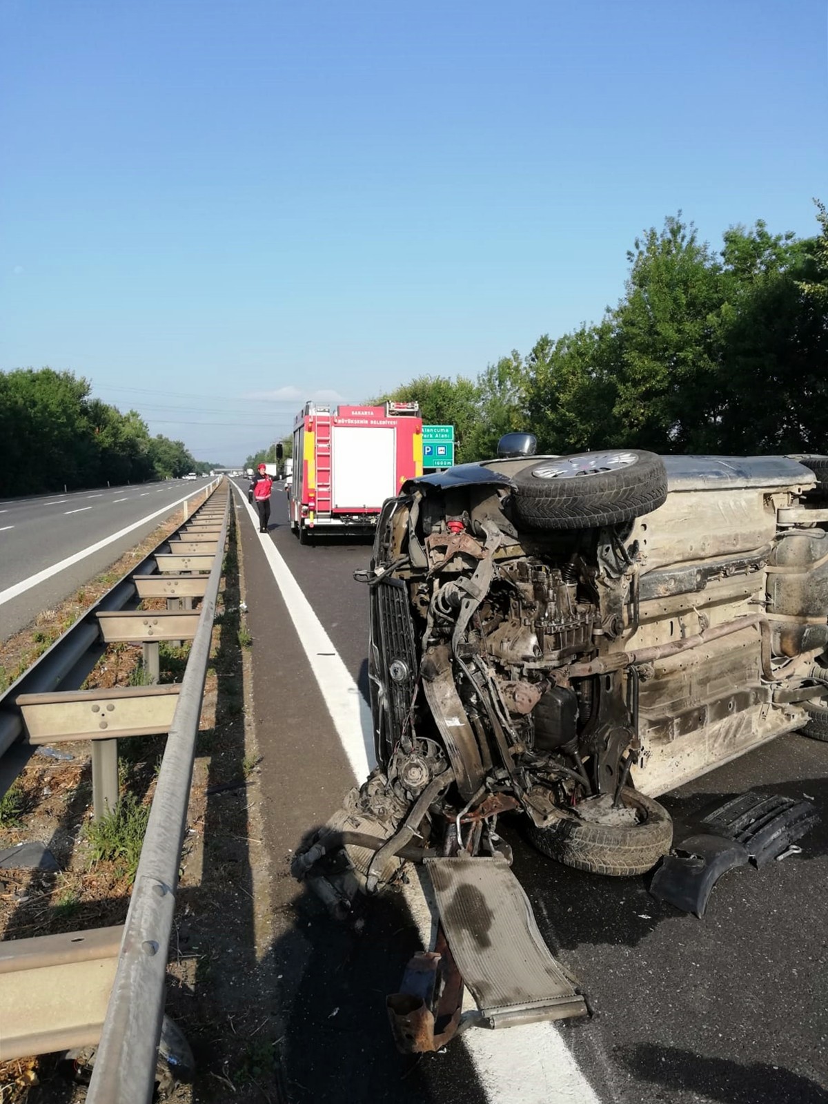 TEM otoyolunda sürüklenen araç hurdaya döndü