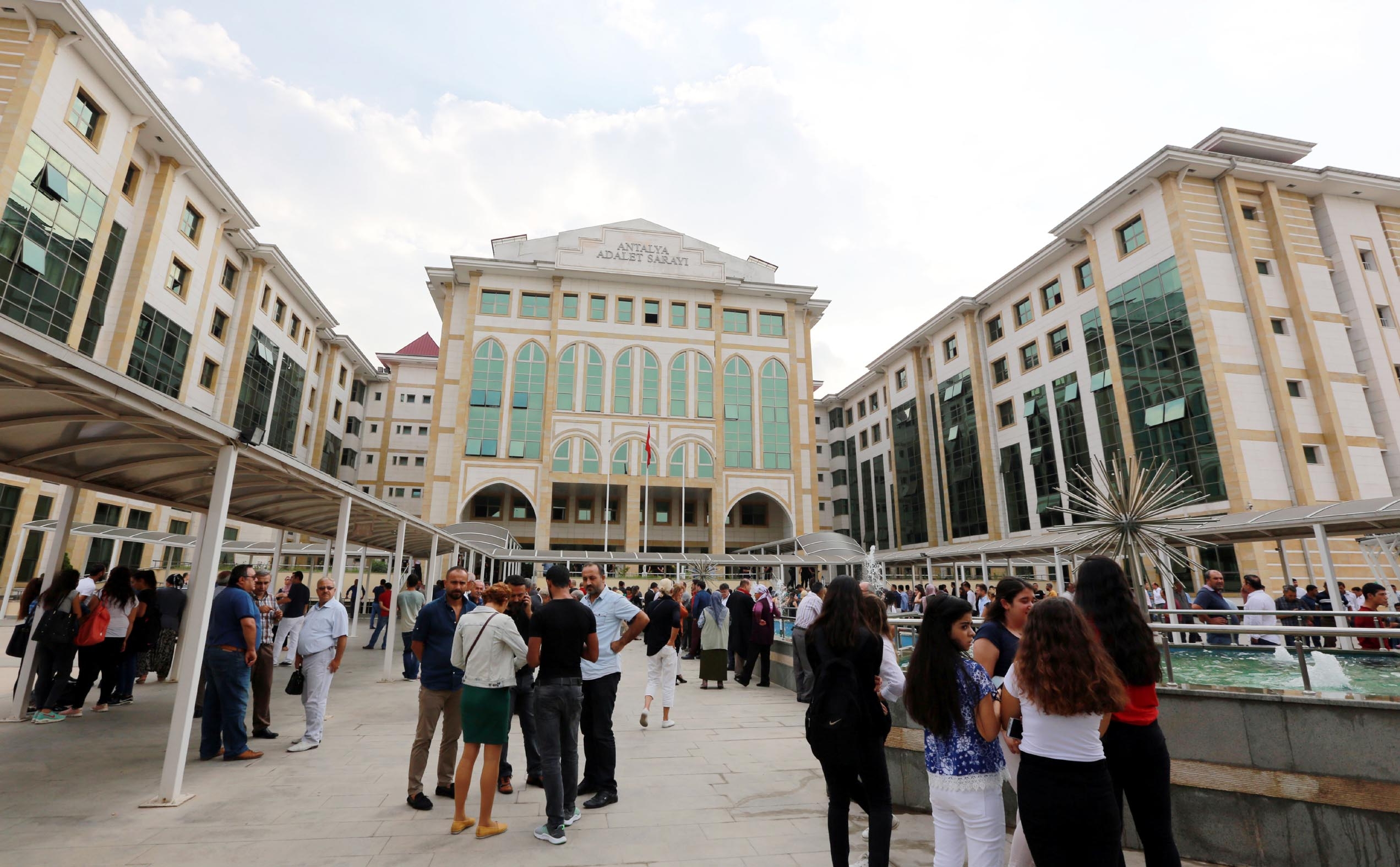 Şiddet gören kadının avukatı da darp edildi! Adliye koridoru karıştı