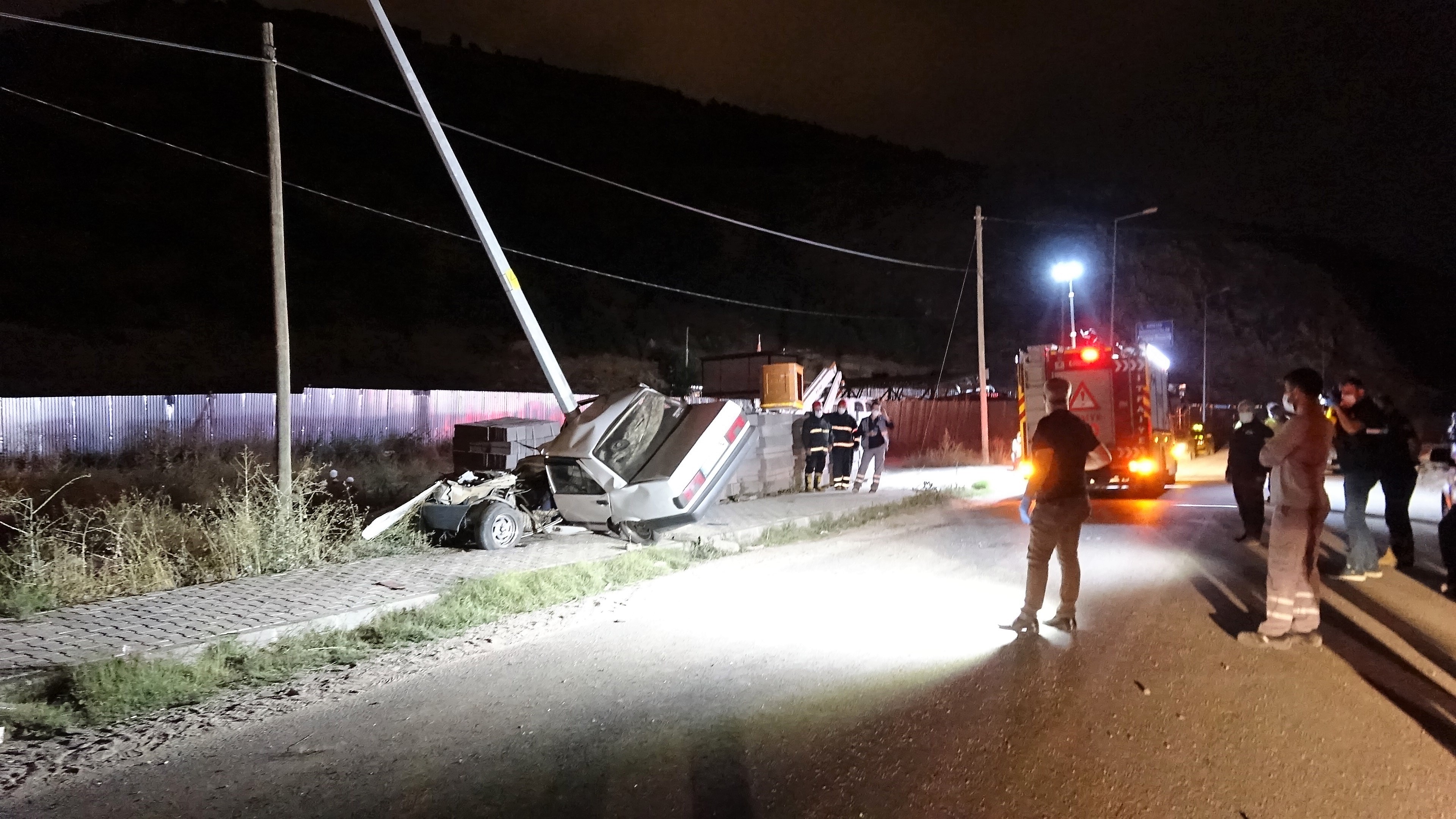 Tokat'ta direğe çarpan otomobil ikiye bölündü, 1 ölü