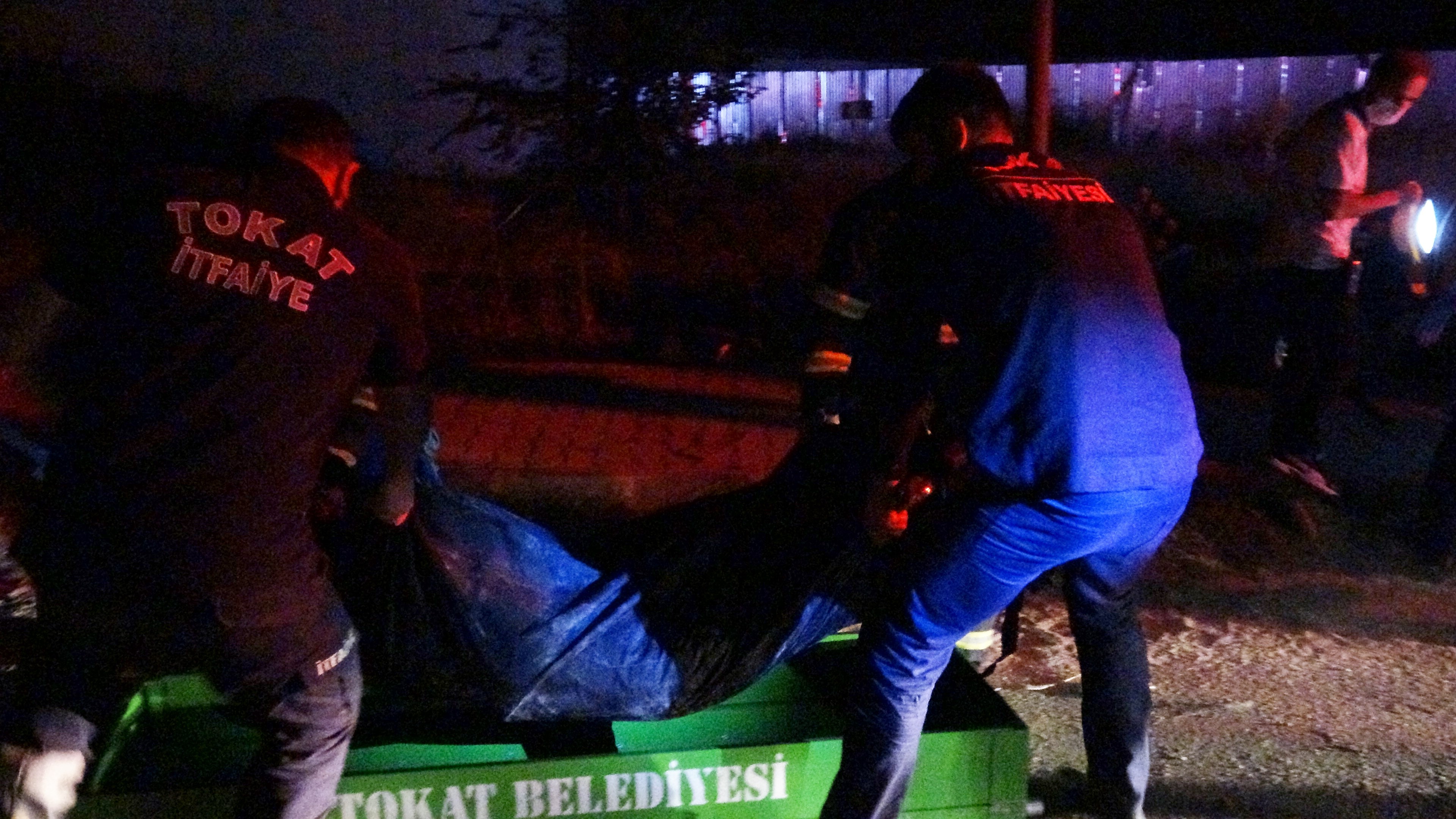 Tokat'ta direğe çarpan otomobil ikiye bölündü, 1 ölü