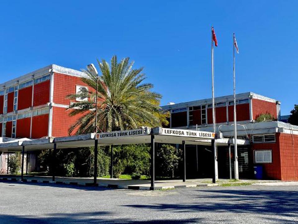 Beden öğretmeninden öğrencisine tuvalette istismar! 