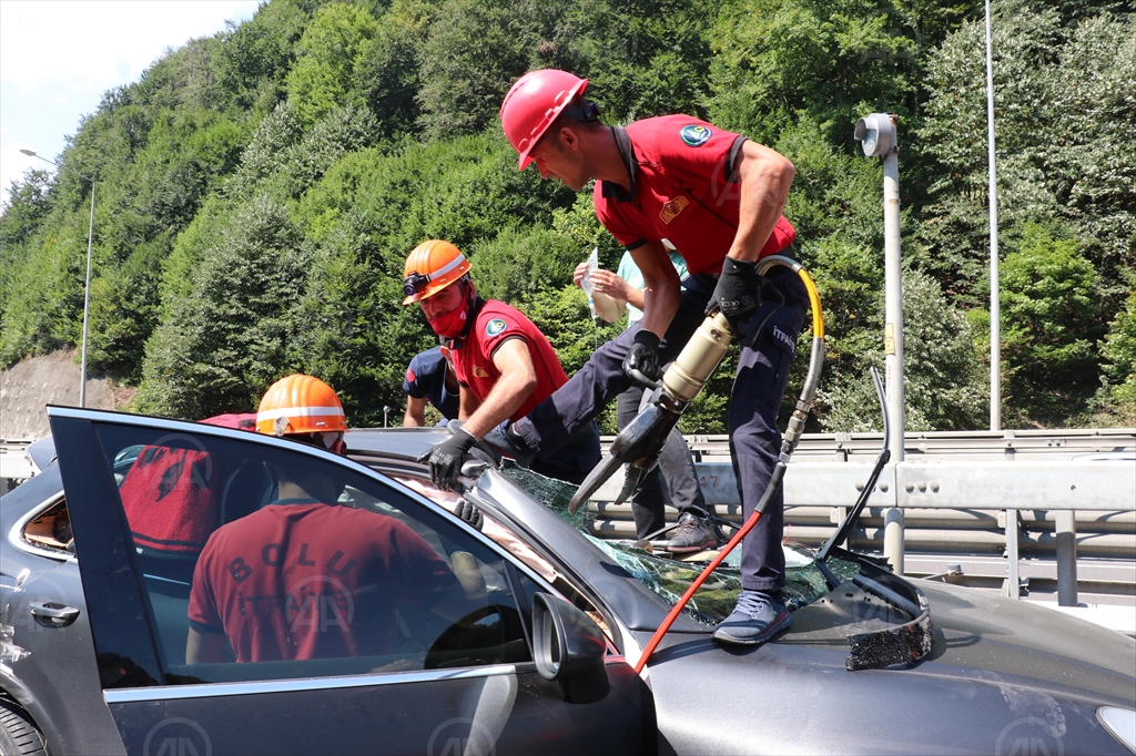 Bolu'da feci kaza! Sıkıştığı yerden güçlükle çıkarıldı!