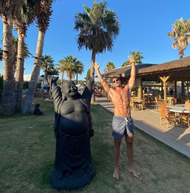 Şükrü Özyıldız'dan Buda heykeli pozu