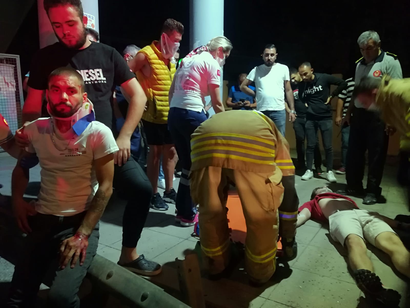 İzmir'de otomobil üst geçidin ayağına çarptı: 1'i ağır 3 yaralı