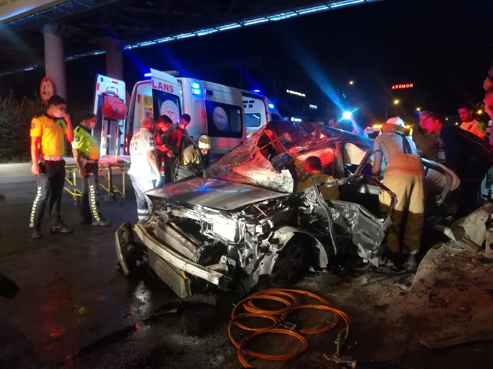 İzmir'de otomobil üst geçidin ayağına çarptı: 1'i ağır 3 yaralı